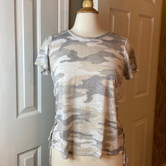 Vince Camuto Tan & Gray Camo Short Sleeved Shirt Size Small in EUC - Picture 1 of 6